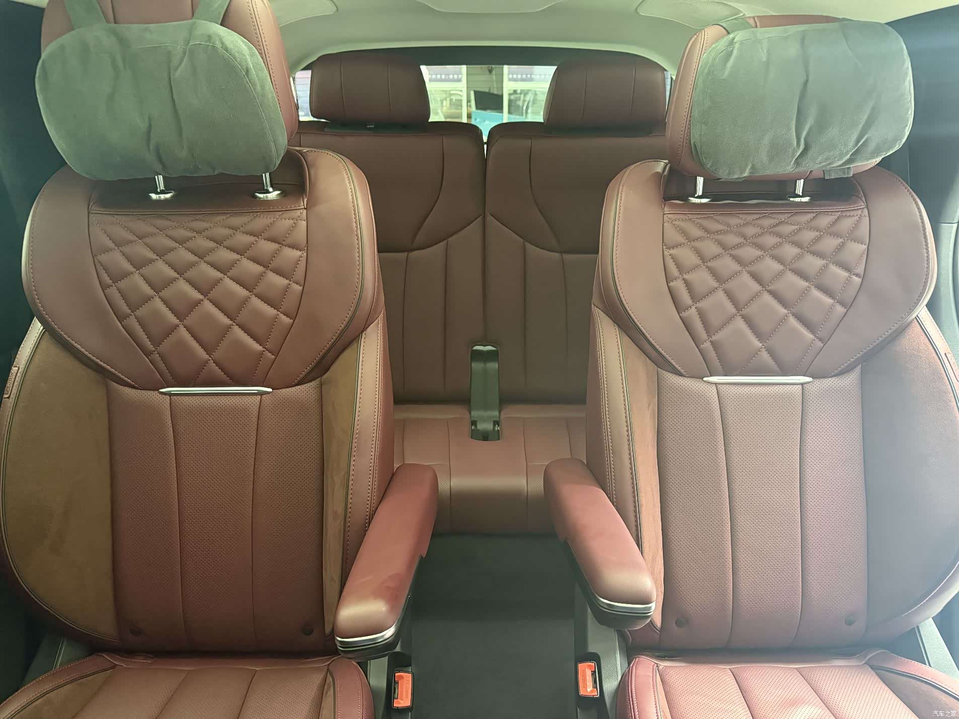 Hongqi E-HS9, 2023 10