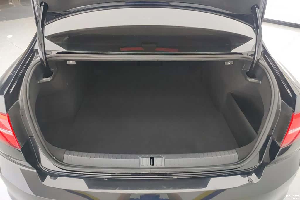 Volkswagen Magotan, 2018 4