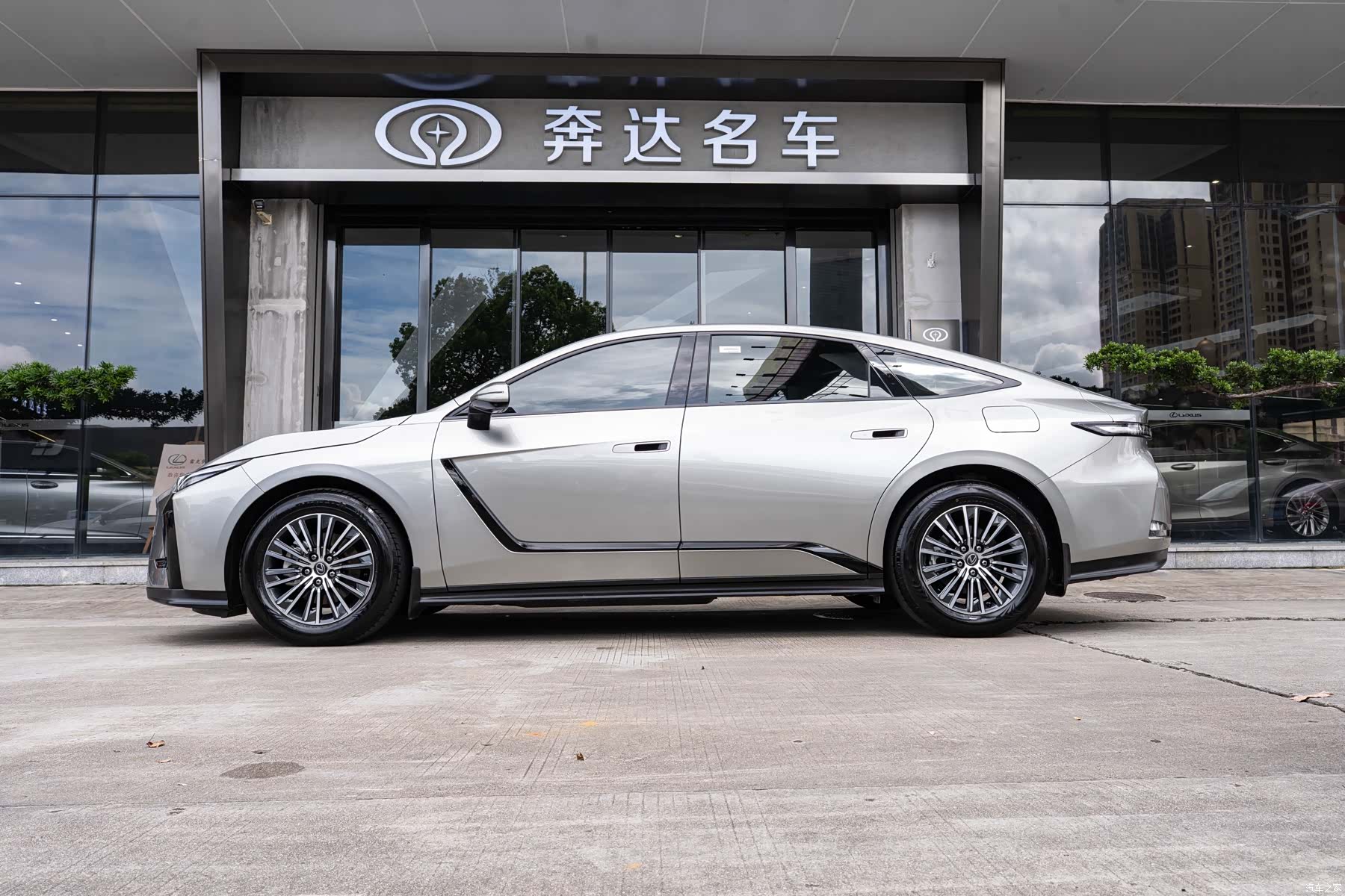 Lexus ES, 2026 4