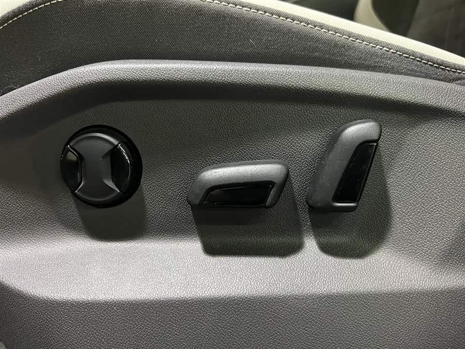 Volkswagen T-ROC exploring Songs