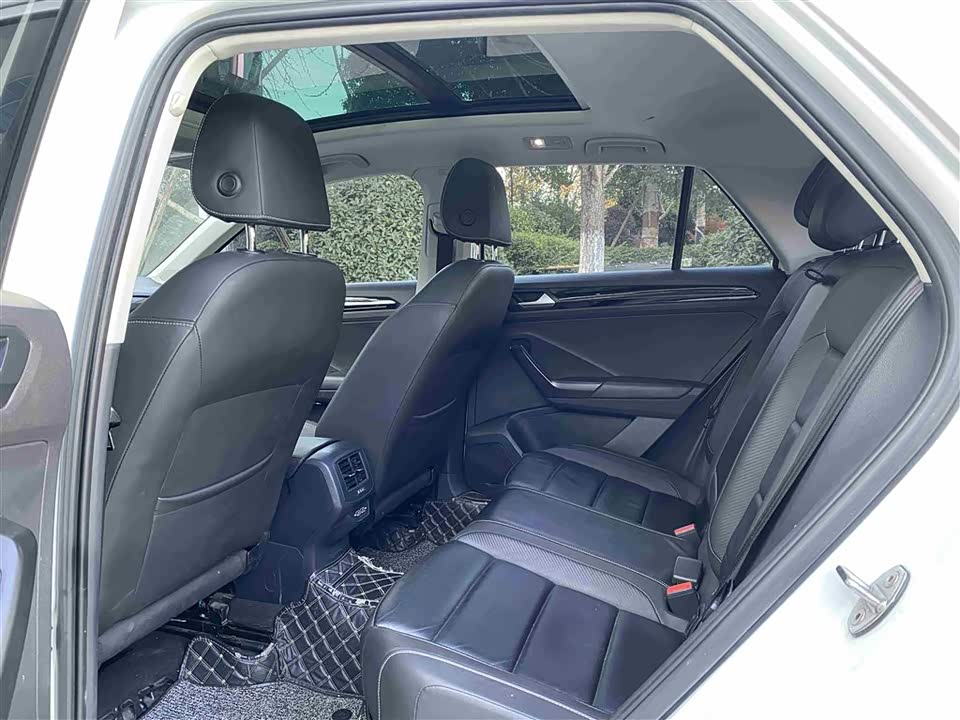 Volkswagen T-ROC exploring Songs