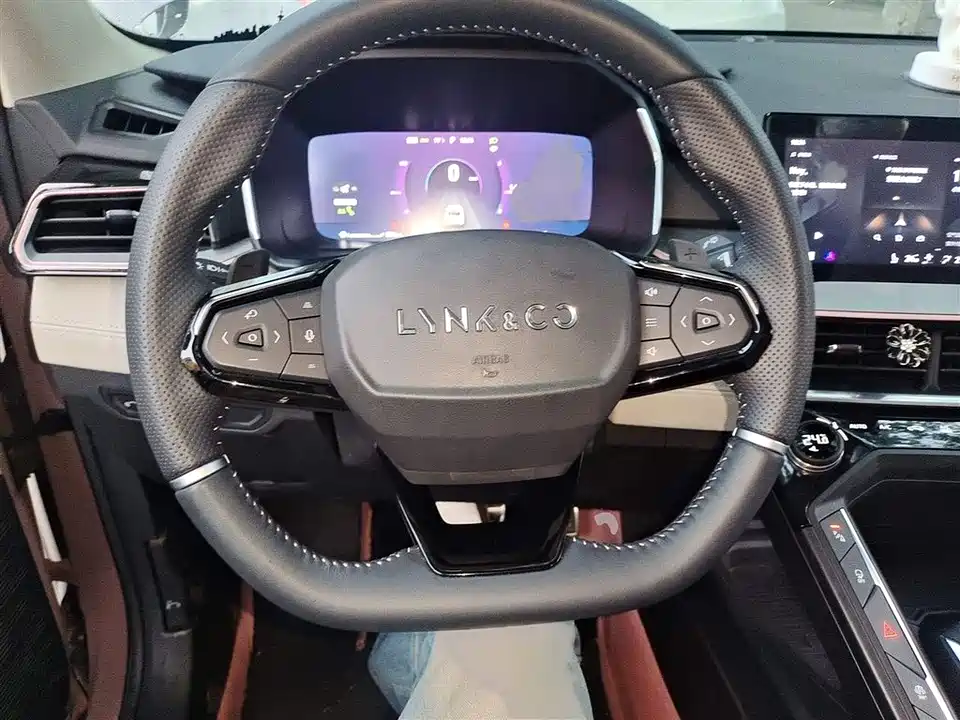 Lynk & Co 06