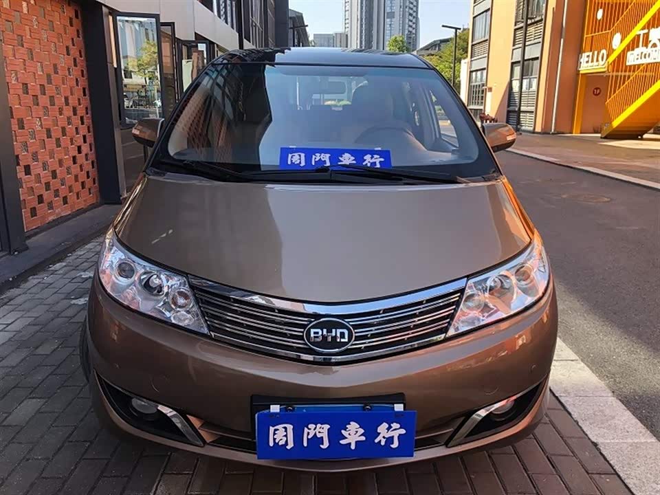 BYD M6