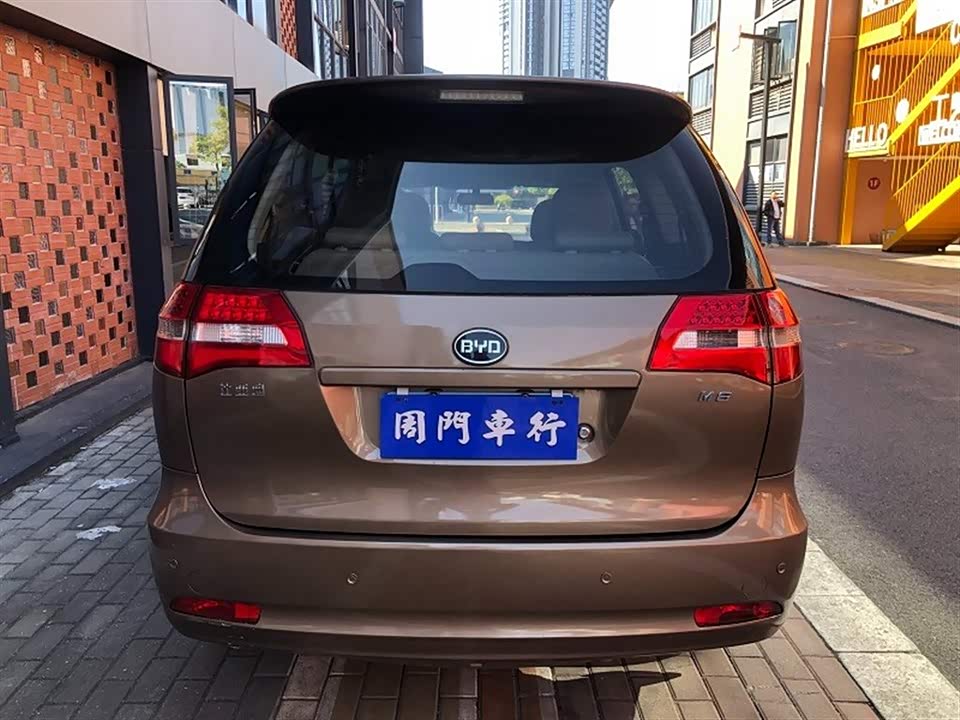 BYD M6