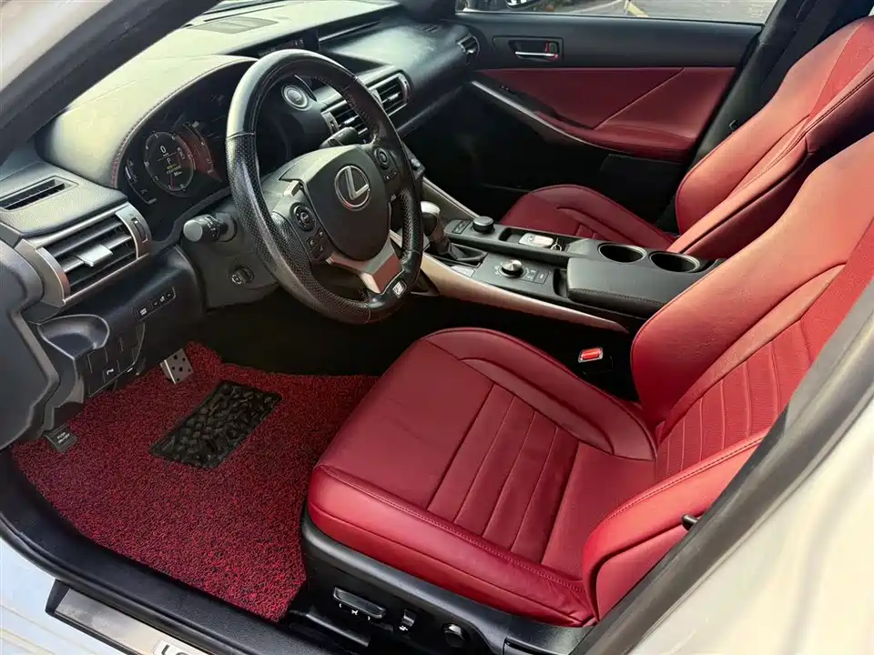 Lexus IS