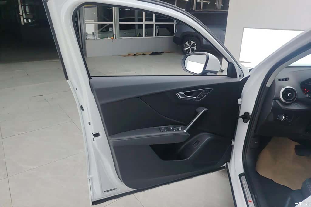 Audi Q2L, 2024 7