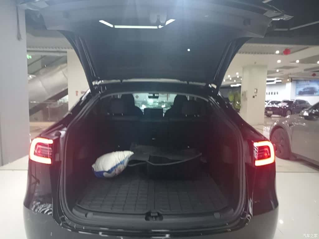 Tesla Model Y, 2023 19