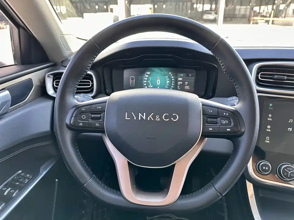 Lynk & Co 01