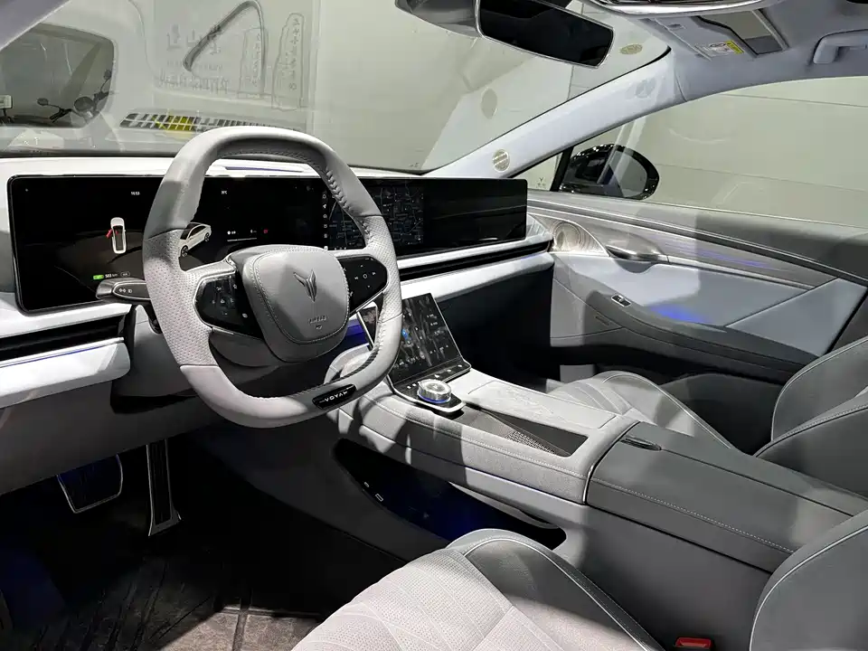 VOYAH Lantu chasing light