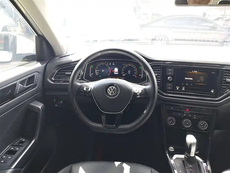 Volkswagen T-ROC exploring Songs
