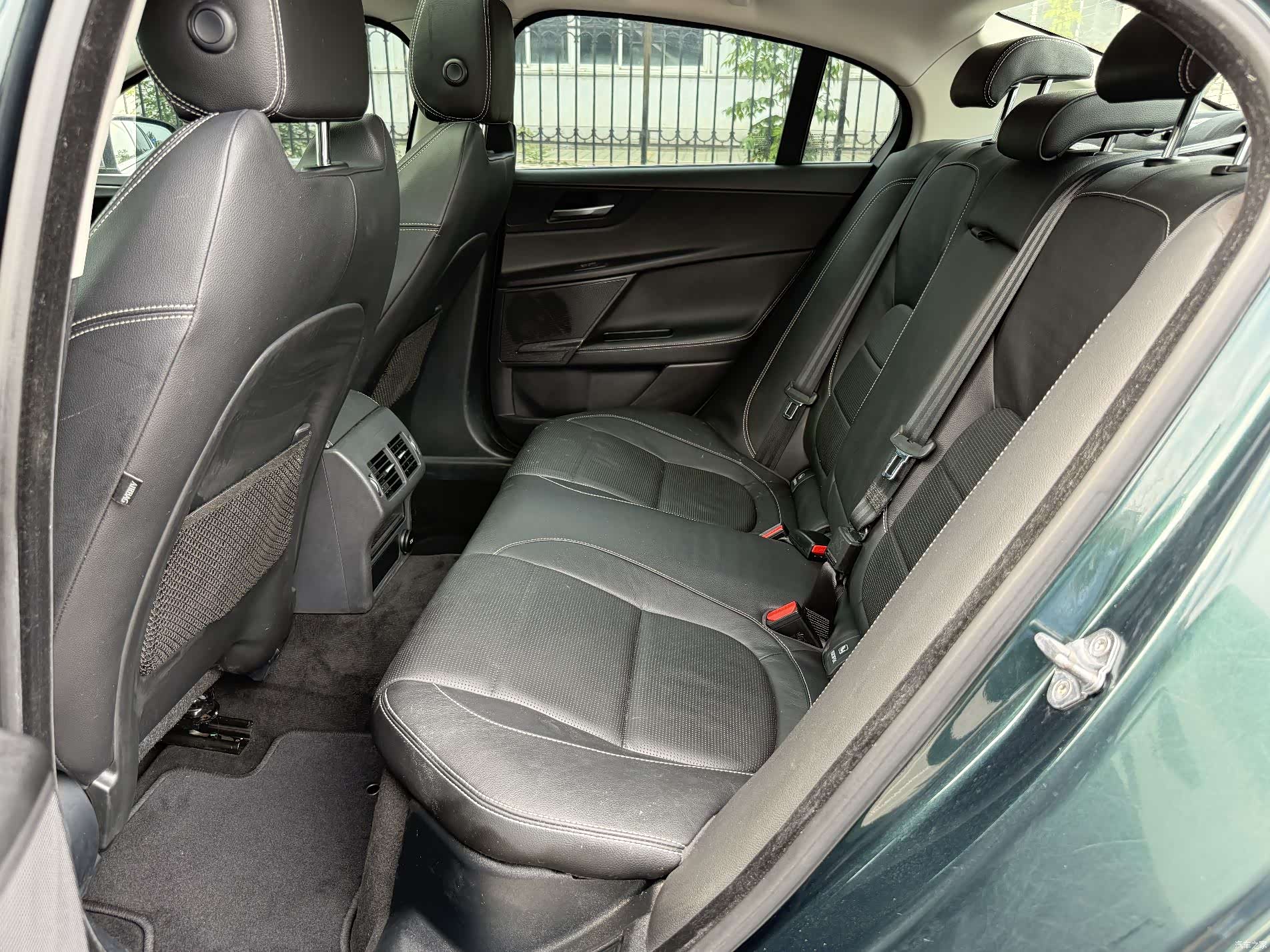 Jaguar XE, 2016 11