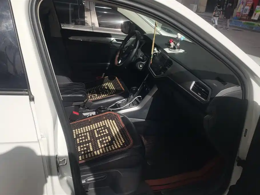 Volkswagen T-ROC exploring Songs