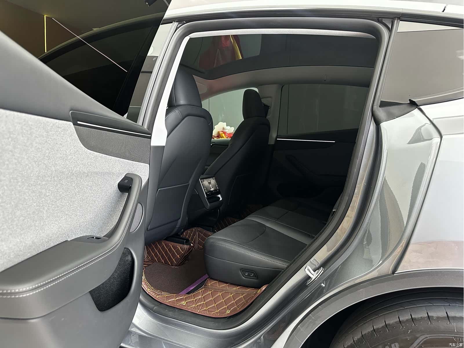 Tesla Model Y, 2025 10