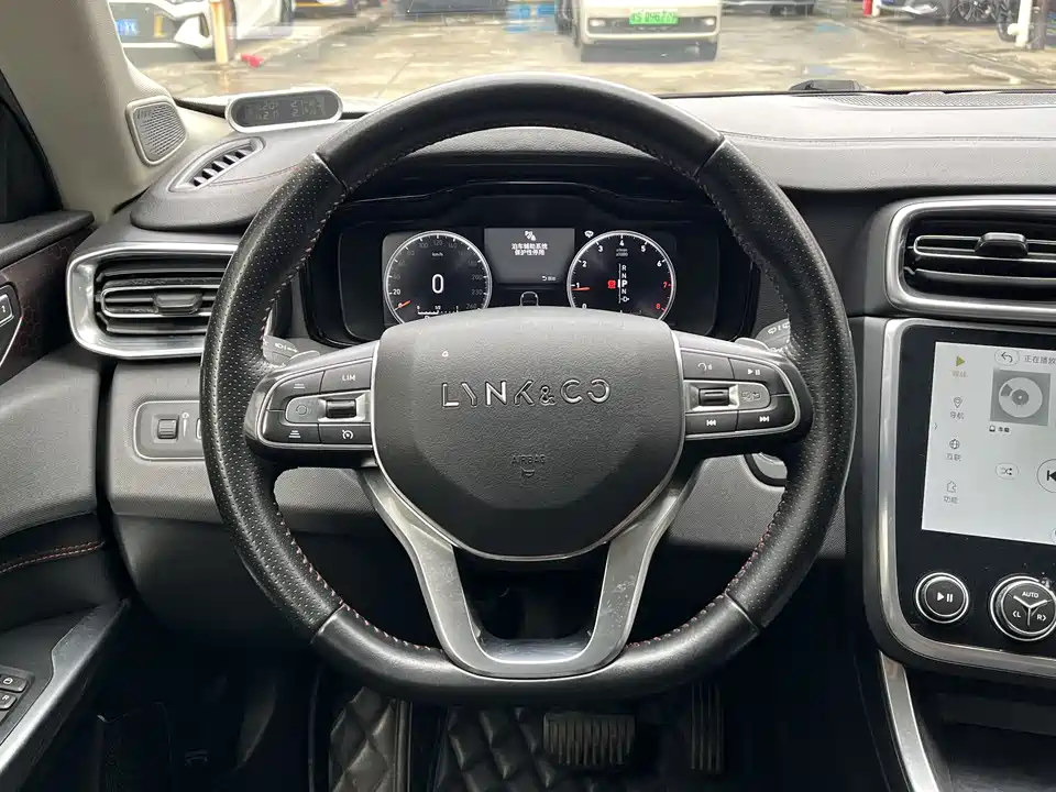 Lynk & Co 01