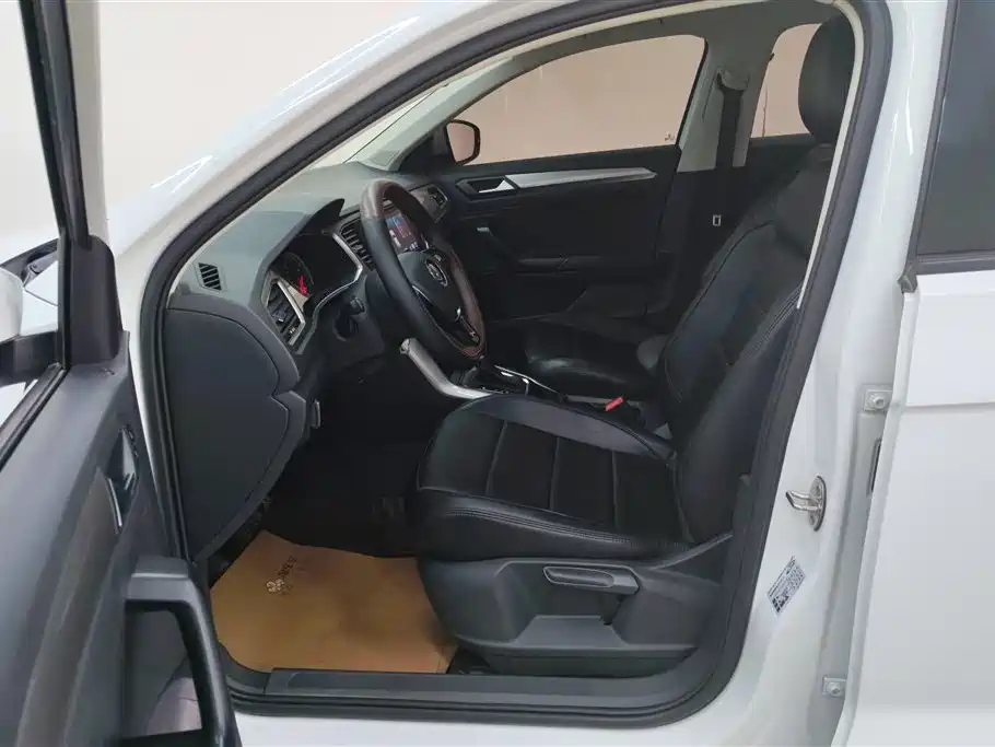 Volkswagen T-ROC exploring Songs