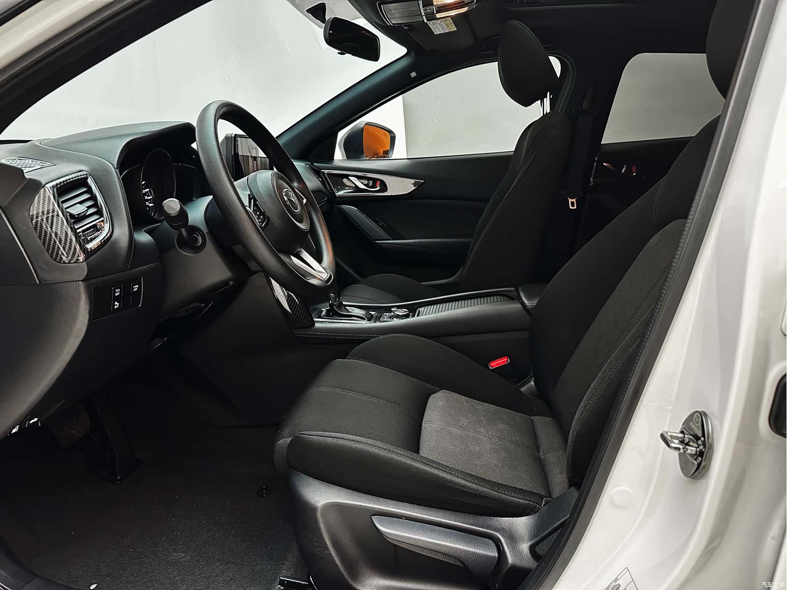 Mazda CX-4, 2023 11