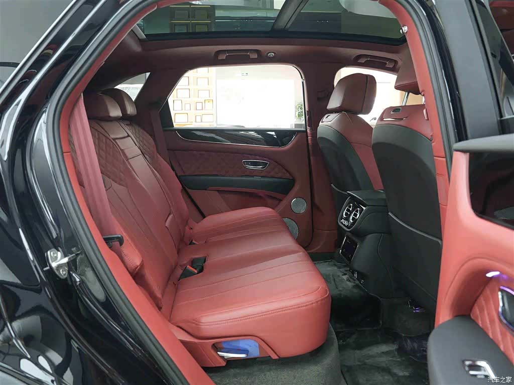 Bentley Bentayga, 2022 14