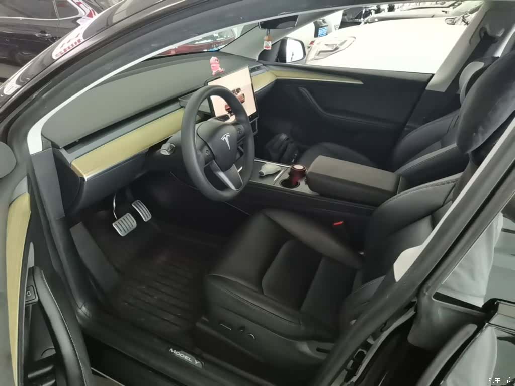 Tesla Model Y, 2023 15