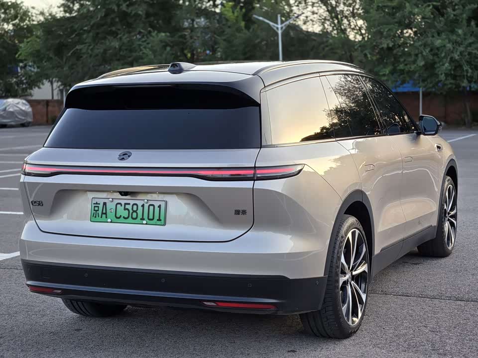 NIO ES8