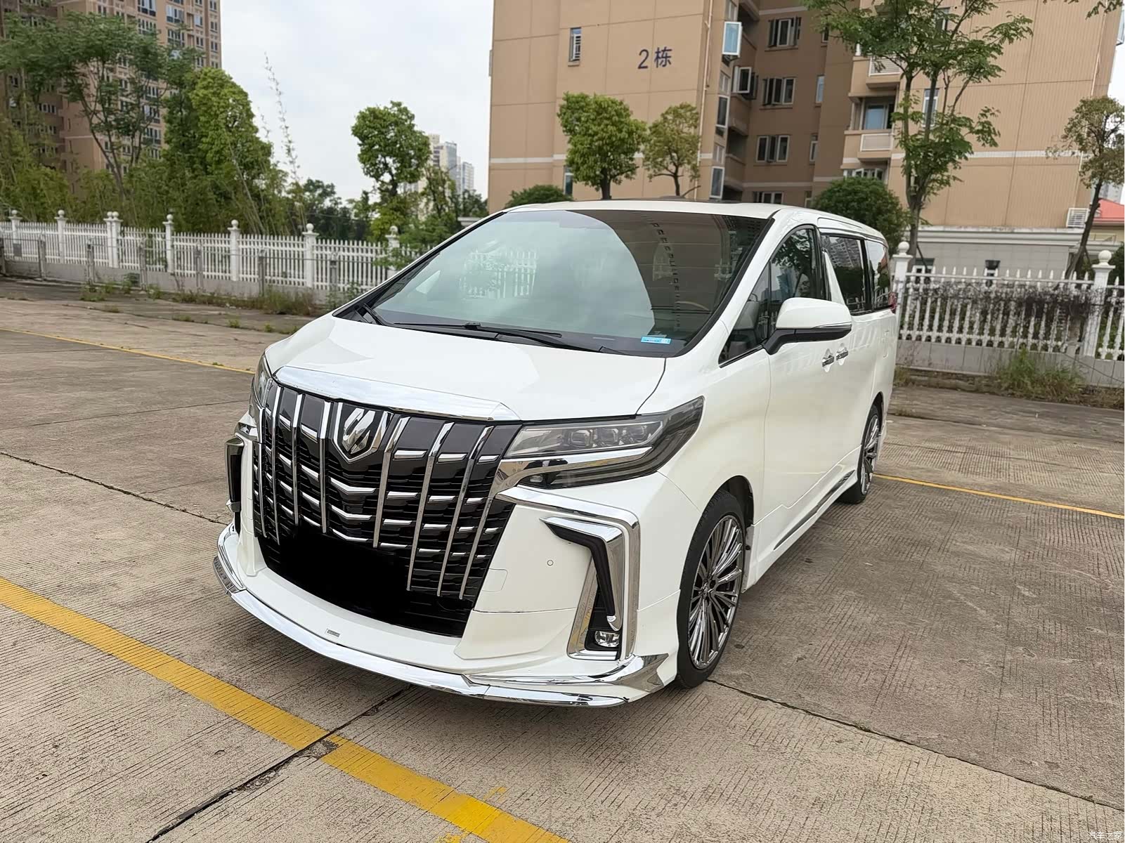 Toyota Alphard, 2017 1