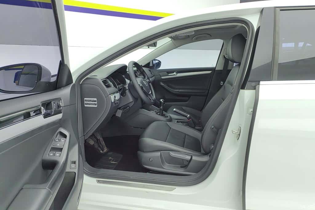 Volkswagen Sagitar, 2016 9