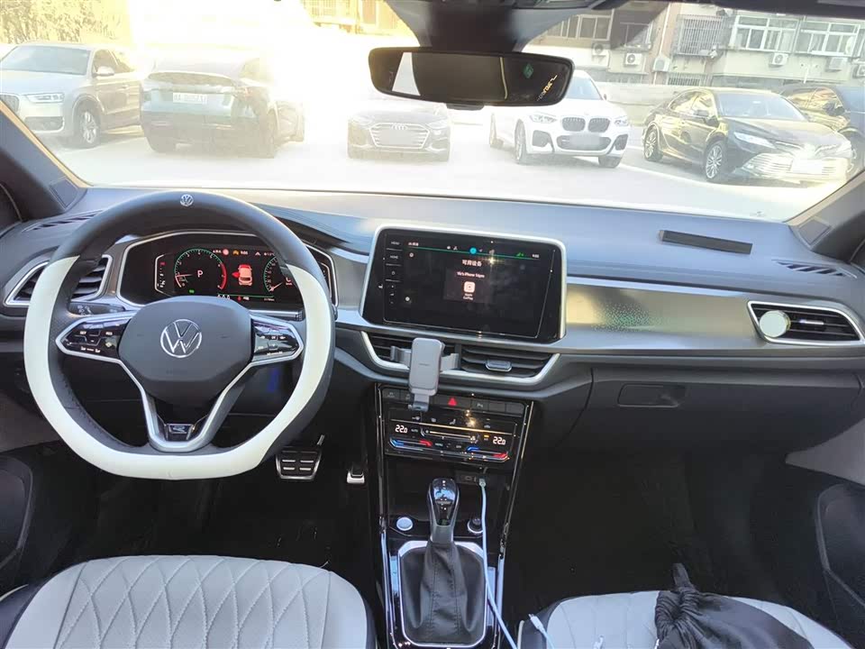 Volkswagen T-ROC exploring Songs