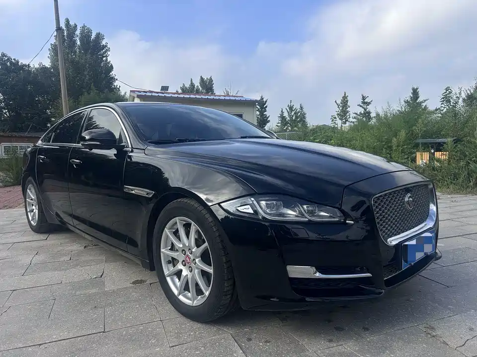 Jaguar XJ