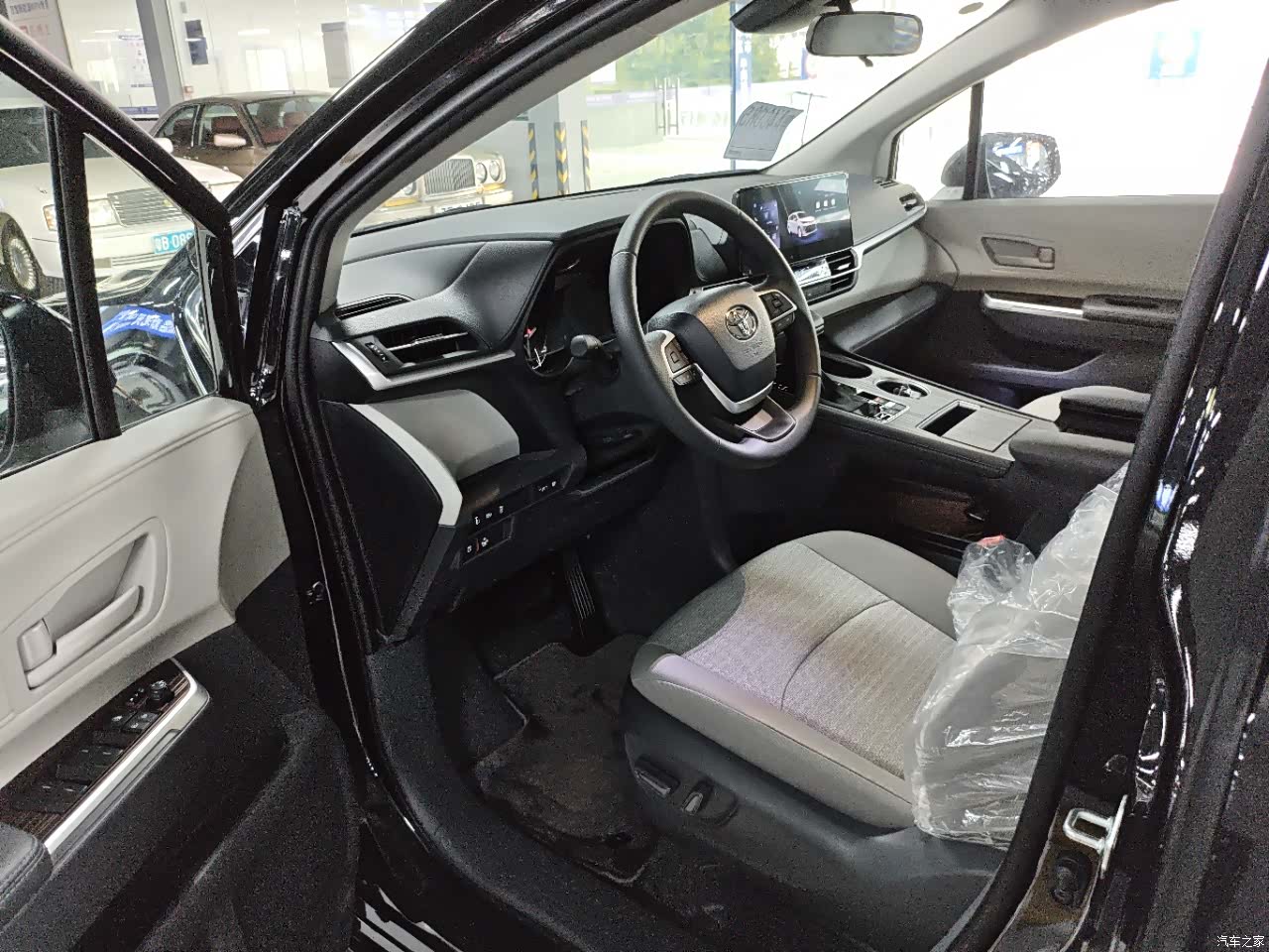 Toyota Sienna, 2026 4
