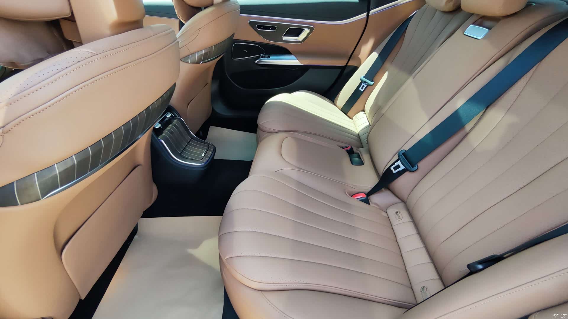 Mercedes-Benz E-Class, 2024 15