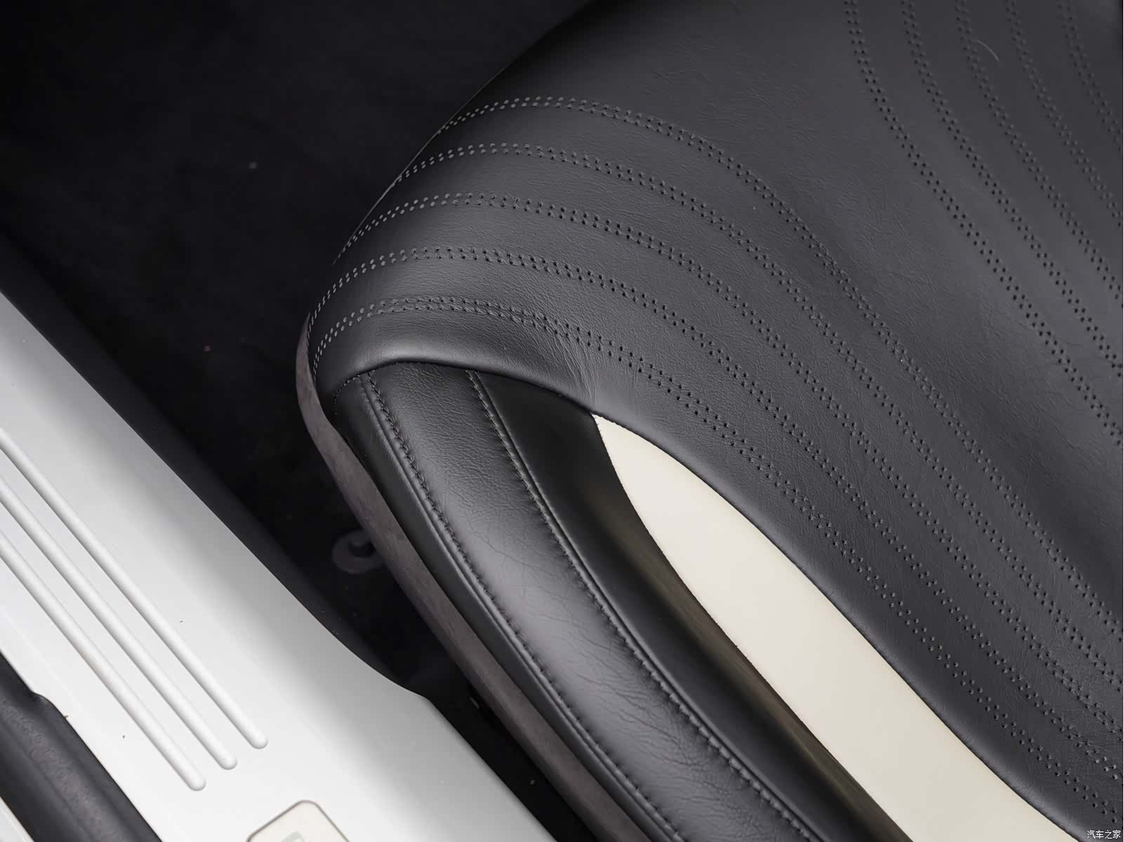 Aston Martin DB11, 2020 16