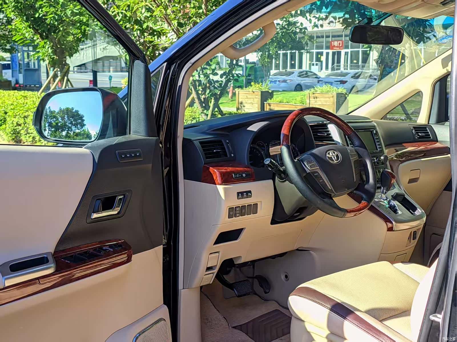 Toyota Alphard, 2011 12