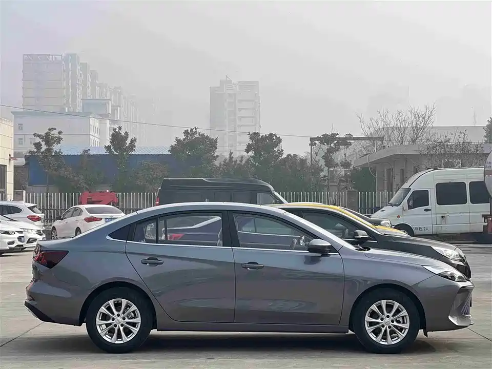Roewe i5