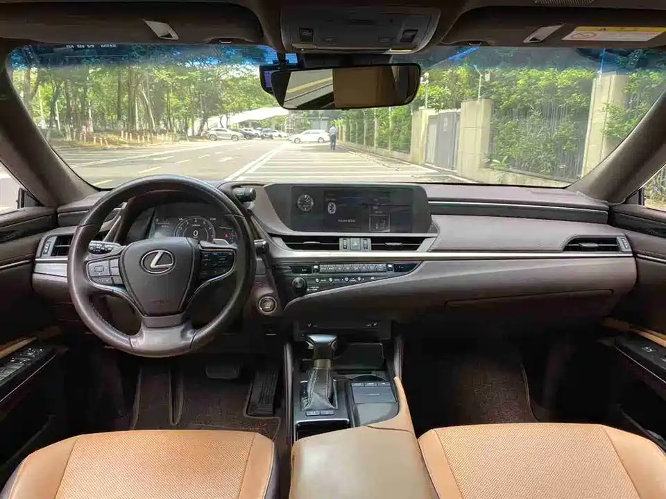 Lexus ES