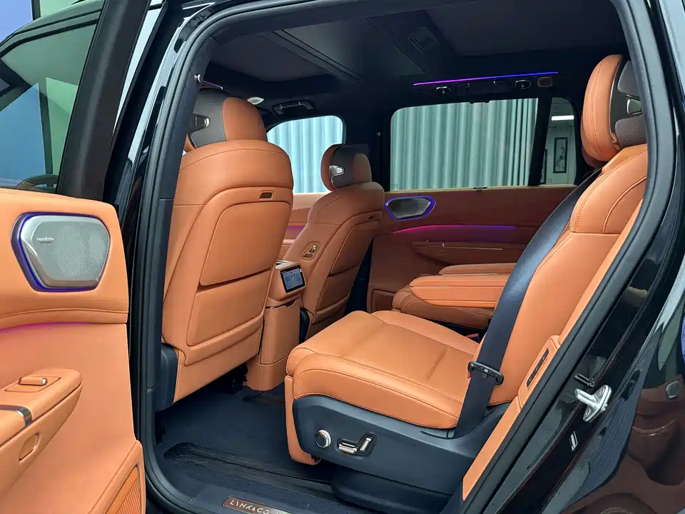Lynk & Co 900