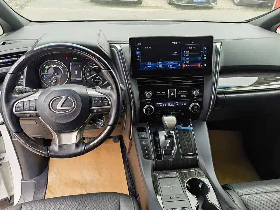 Lexus LM