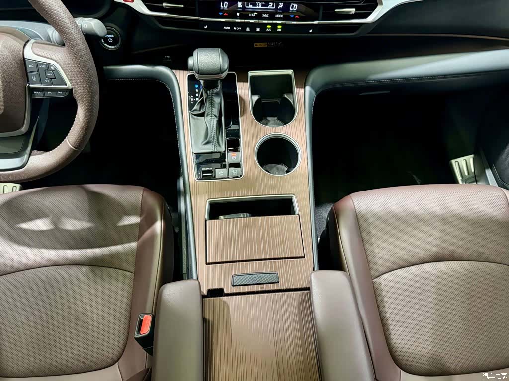 Toyota Granvia, 2025 28