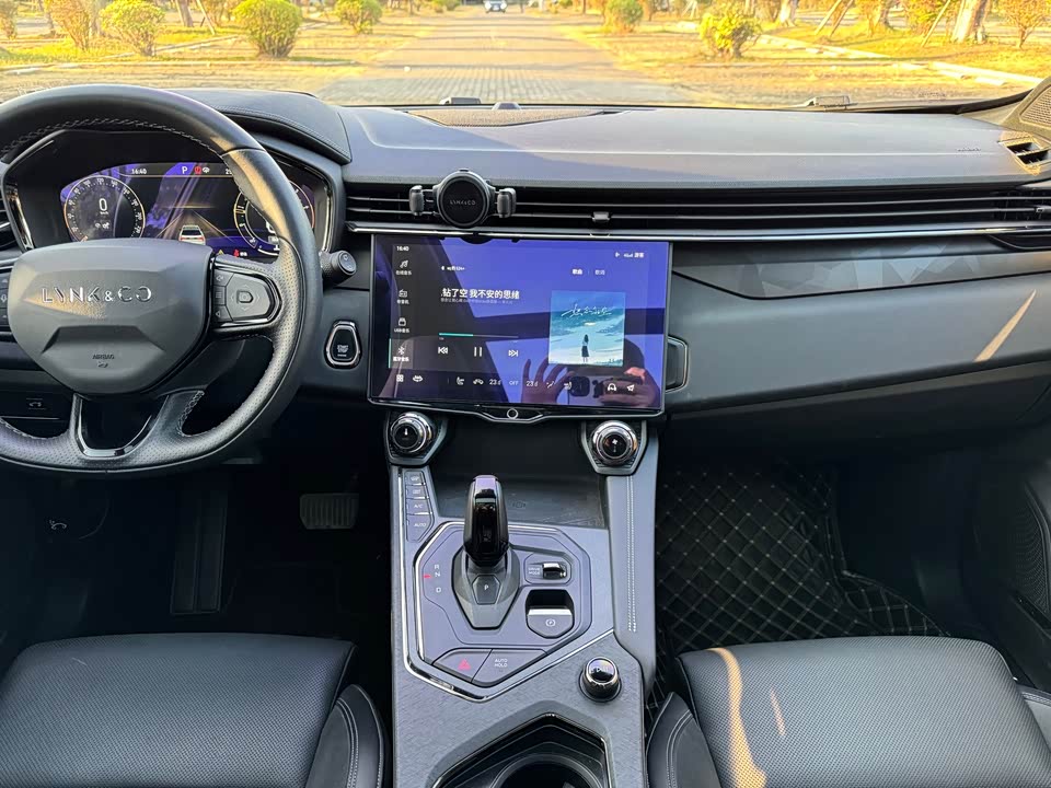 Lynk & Co 01