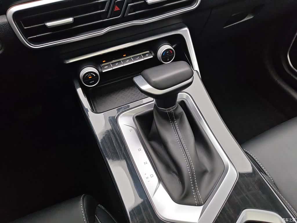 Geely Coolray, 2025 13