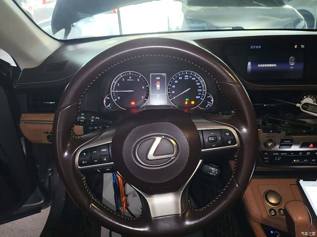 Lexus ES, 2018 11