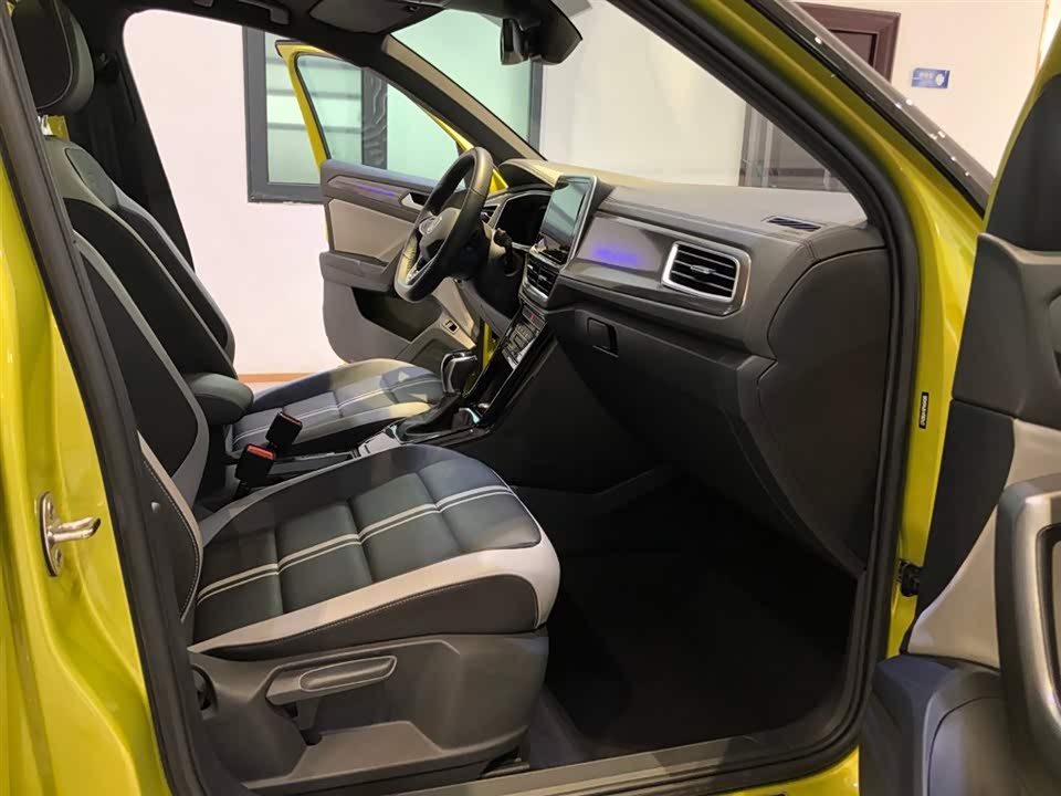 Volkswagen T-ROC exploring Songs