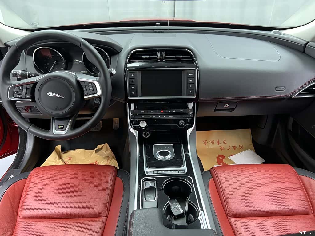 Jaguar XE, 2017 9