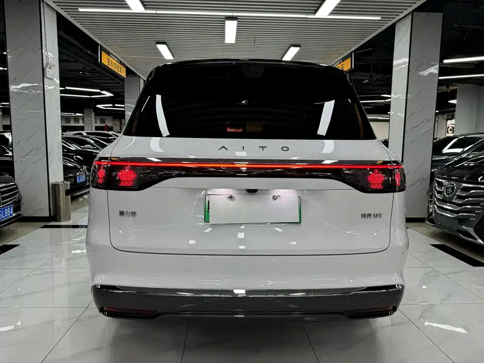 AITO Ask the world M8