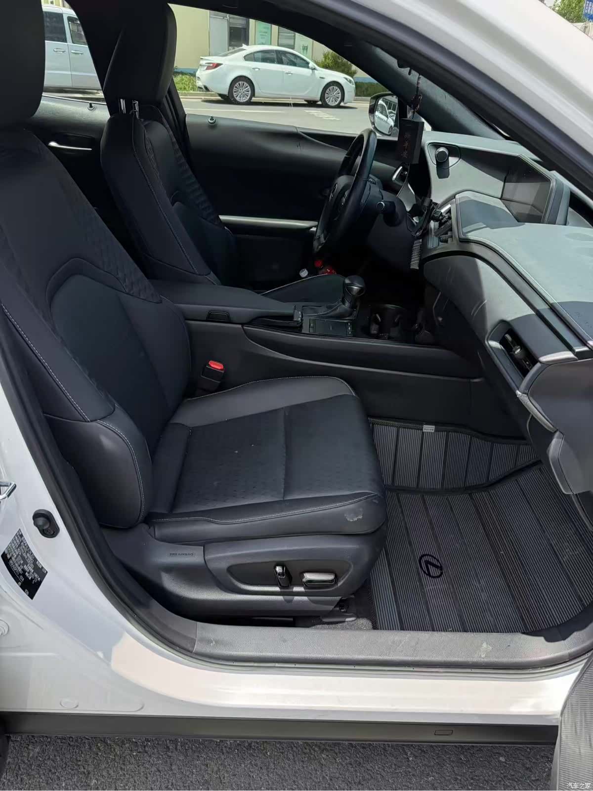 Lexus UX, 2021 4