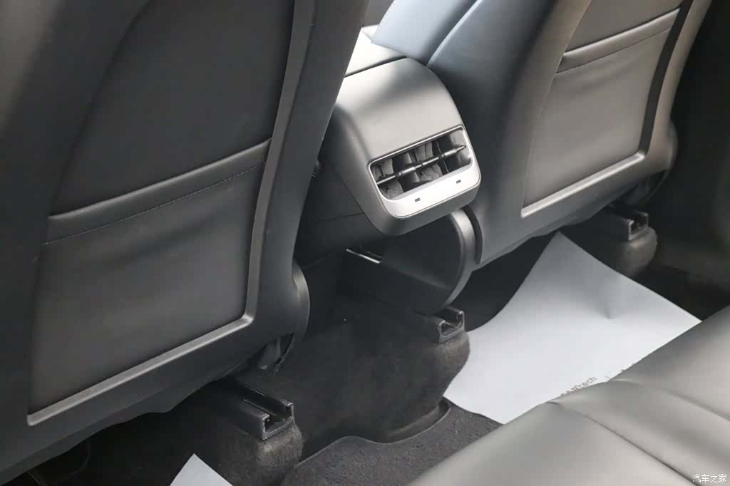 Tesla Model Y, 2024 19