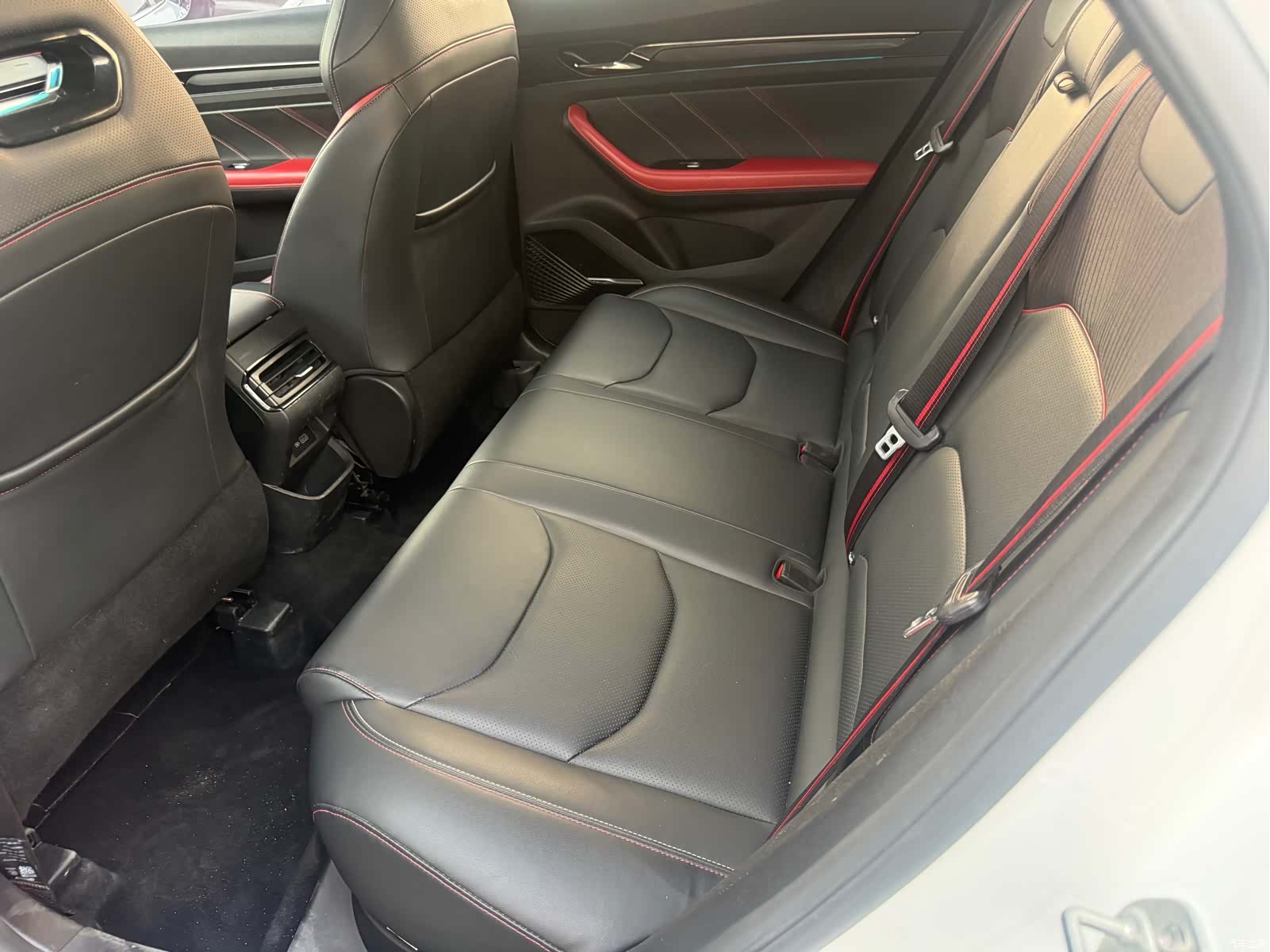 Geely Emgrand, 2022 все фото