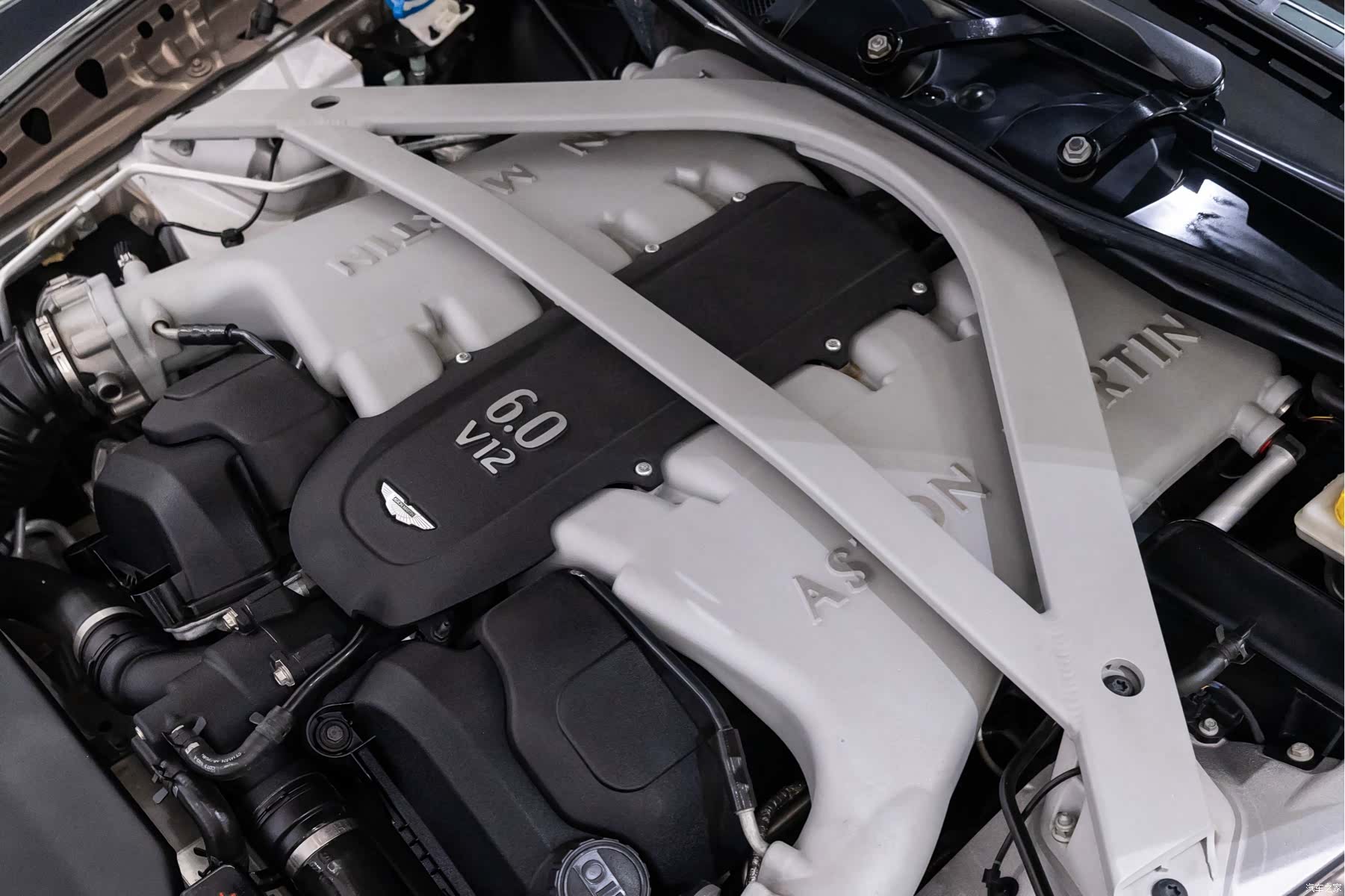 Aston Martin DB9, 2016 7