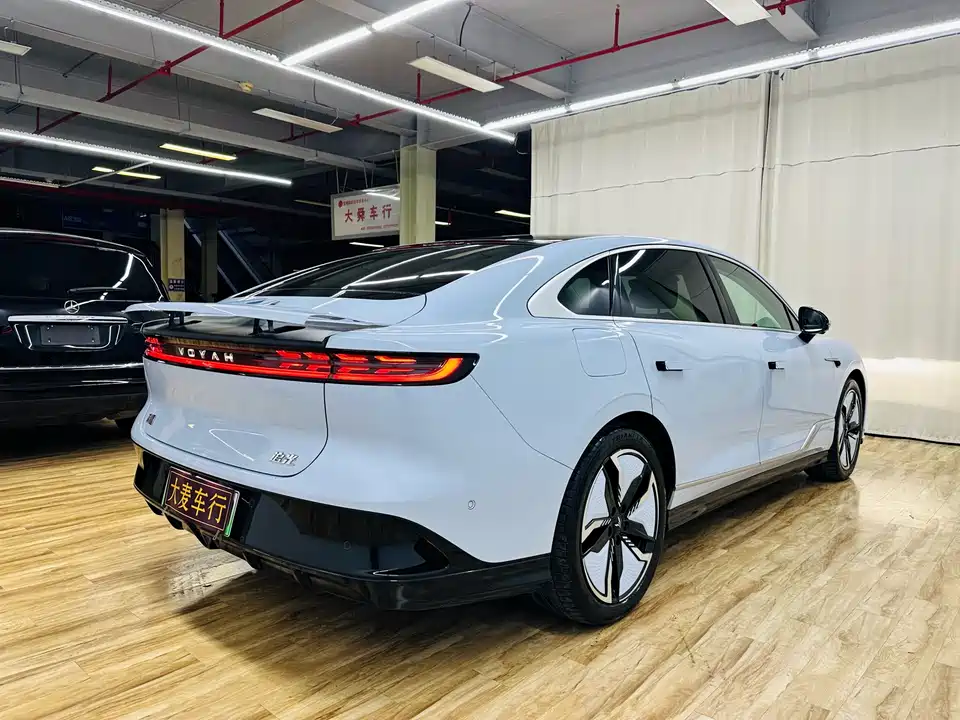 VOYAH Lantu chasing light