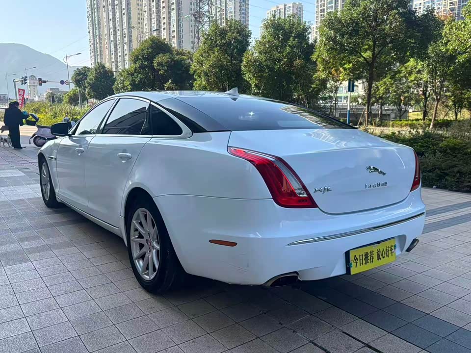 Jaguar XJ