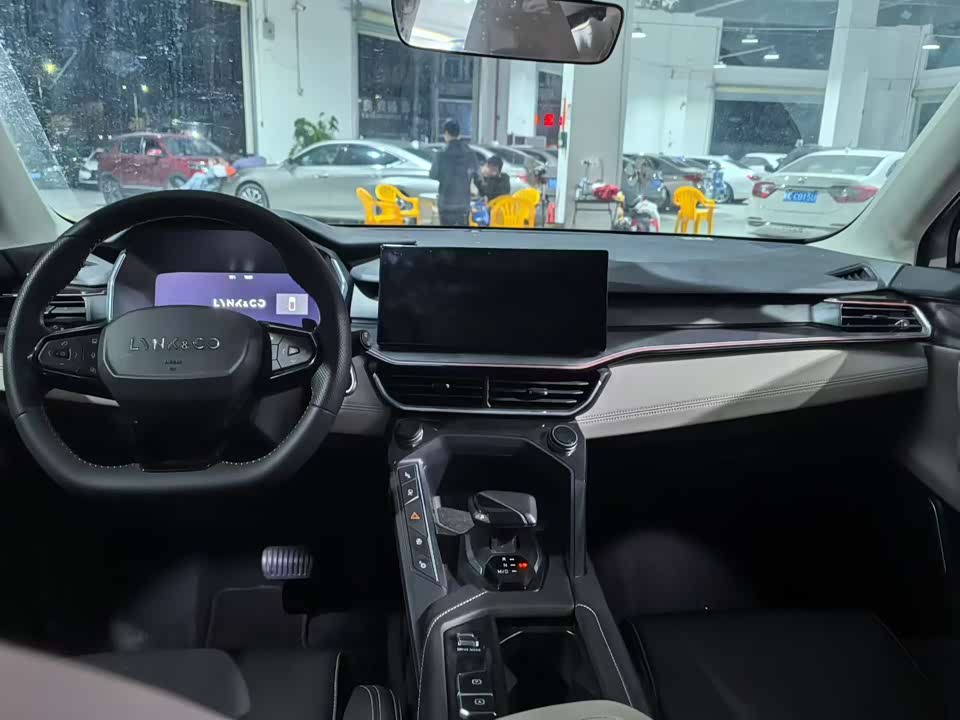 Lynk & Co 06