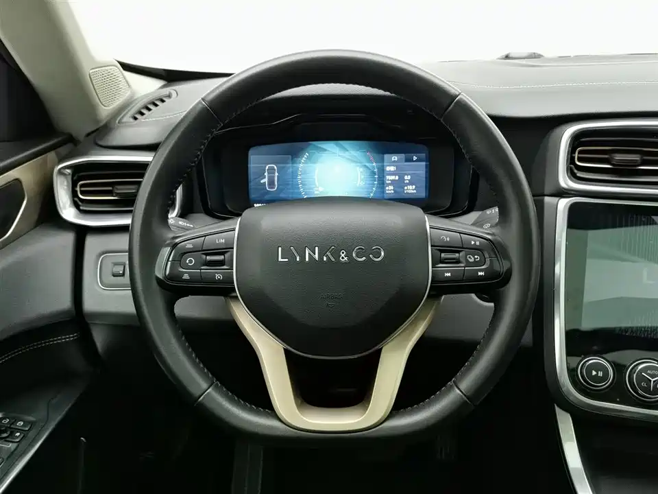 Lynk & Co 01